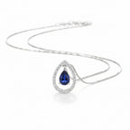 Collar Gota de Vida de AriasCreative en plata de ley 925 con ágata azul natural, mostrando detalles elegantes.