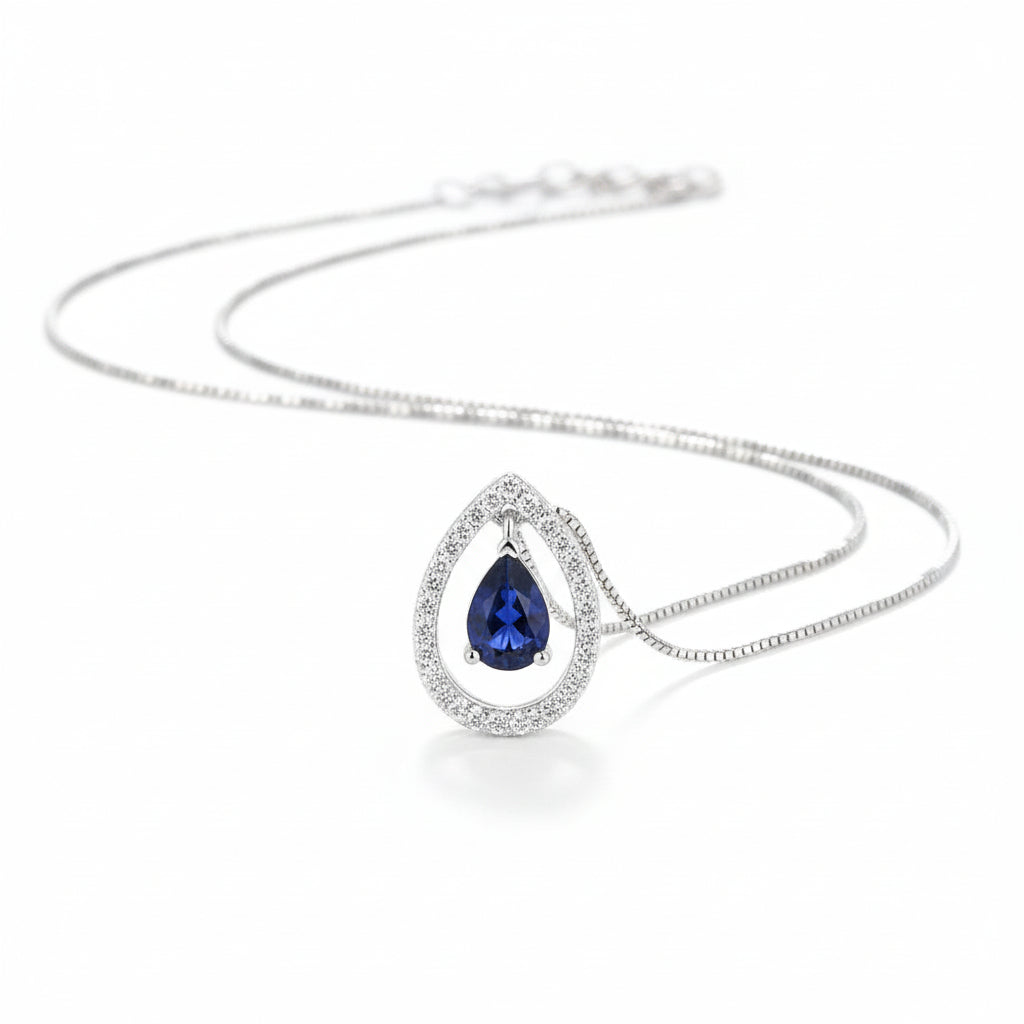 Collar Gota de Vida de AriasCreative en plata de ley 925 con ágata azul natural, mostrando detalles elegantes.
