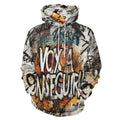 Hombre con sudadera con capucha graffiteada de AriasCreative™ de peaprint, diseño de gato callejero en impresión completa.