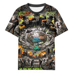 Camiseta corta de peaprint con estampado "Money Rules the World" sobre fondo colorido, arte urbano social.