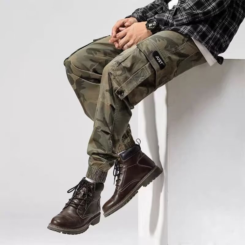 Pantalones cargo resistentes para hombre de estilo workwear urbano, color kaki, con múltiples bolsillos y detalles duraderos.