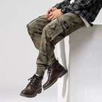 Pantalones cargo resistentes para hombre de estilo workwear urbano, color kaki, con múltiples bolsillos y detalles duraderos.