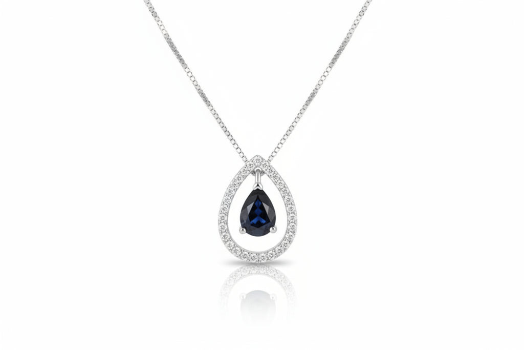 Collar Gota de Vida de AriasCreative en Plata de Ley 925 con Ágata Azul Natural, mostrando su elegante diseño.