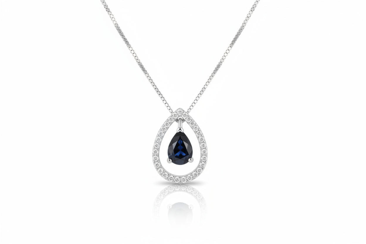 Collar Gota de Vida de AriasCreative en Plata de Ley 925 con Ágata Azul Natural, mostrando su elegante diseño.