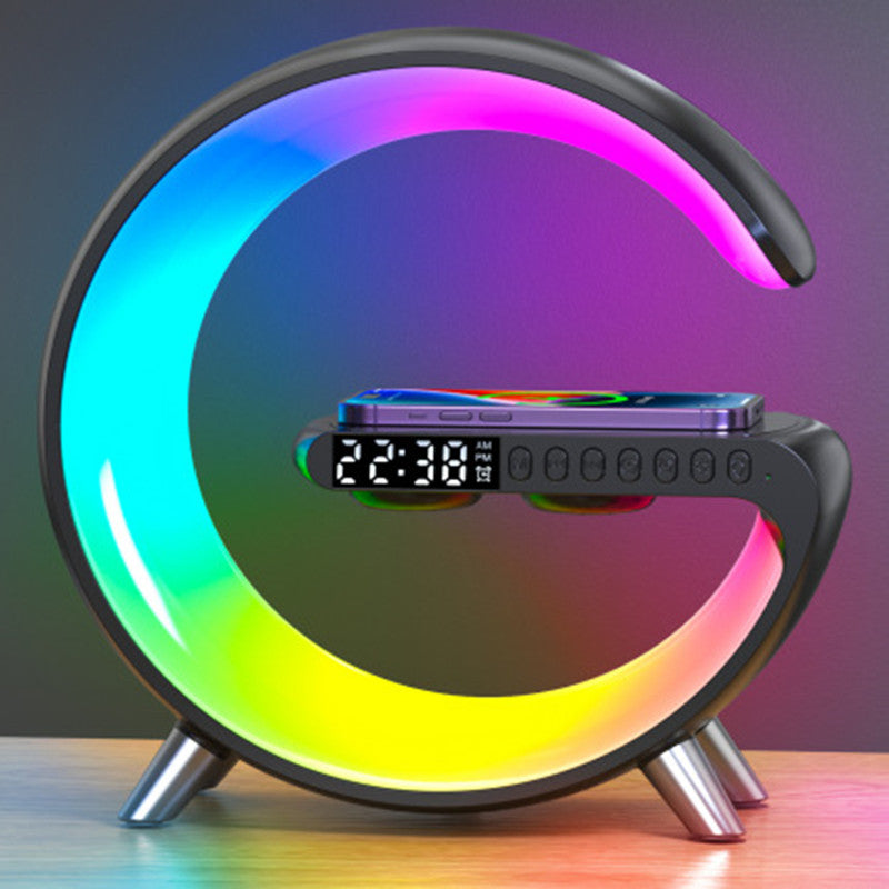 Lámpara LED inteligente en forma de G de AriasCreative con altavoz Bluetooth, reloj, carga inalámbrica y luz ambiental RGB.