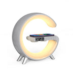 Lámpara LED inteligente en forma de G de AriasCreative con altavoz Bluetooth, cargador inalámbrico, reloj despertador y luz RGB.