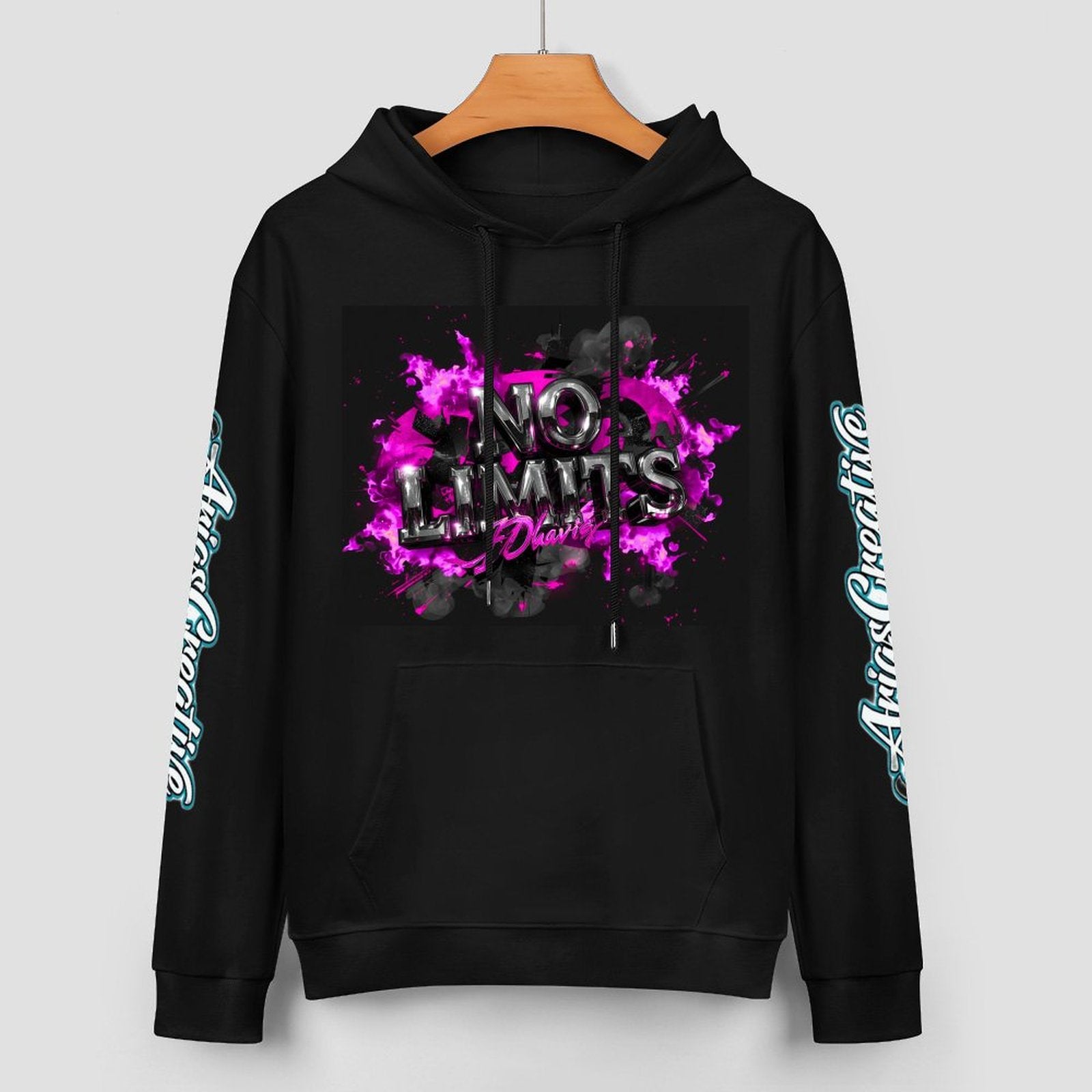 Hombre con sudadera hoodie de algodón peaprint, capucha y estampado frontal, trasero y en la manga, en estilo streetwear.
