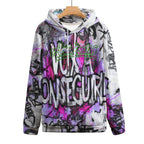 Hombre con sudadera con capucha Graffiti de AriasCreative™, estilo streetwear con estampado de gato en la calle.