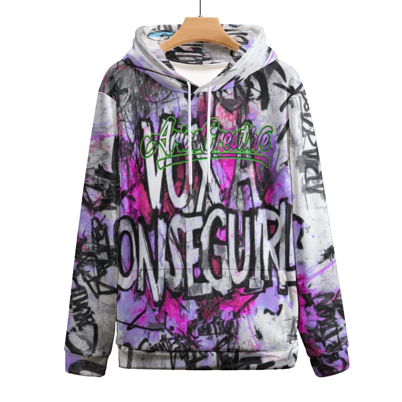 Hombre con sudadera con capucha Graffiti de AriasCreative™, estilo streetwear con estampado de gato en la calle.