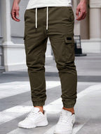 Pantalones cargo para hombre AriasCreative con múltiples bolsillos, puño elástico y estilo urbano, vista frontal.
