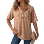 Camiseta con capucha de punto gofre y botones de la marca AriasCreative, estilo casual y elegante.