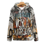Hombre con sudadera con capucha Graffiti de AriasCreative™ en estilo streetwear, diseño de gato callejero en impresión total.