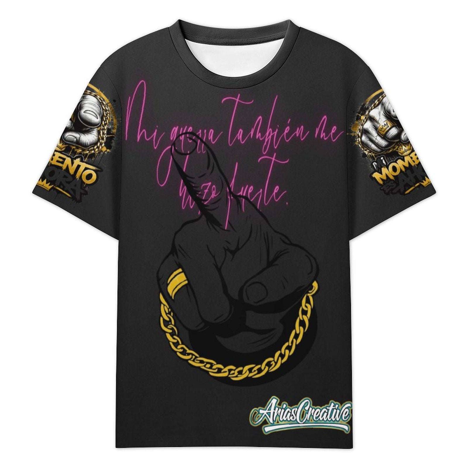 Camiseta manga corta AriasCreative "Mi Guerra También Se Izo Fuerte" en color negro, vista frontal con diseño de texto.