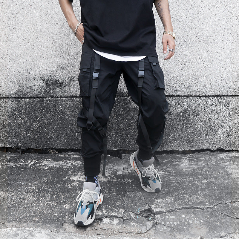 Pantalones cargo jogger para hombre de la marca AriasCreative, con bolsillos y estilo urbano, en color oscuro.