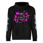 Hombre con sudadera hoodie de algodón Peaprint, estampado frontal, capucha y bolsillo, estilo streetwear.