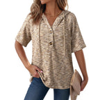 Camiseta con capucha de punto gofre AriasCreative con botones, estilo casual y elegante, en tejido de textura suave y moderna.