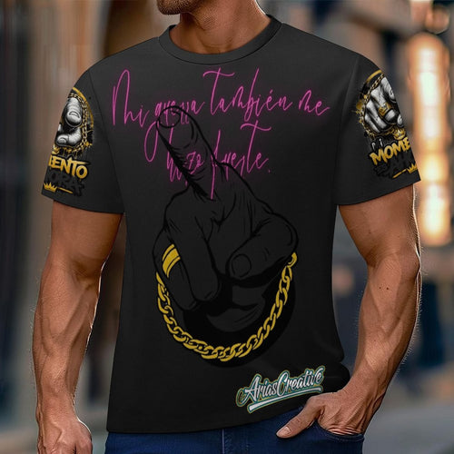 Camiseta de manga corta AriasCreative "Mi Guerra También Se Izo Fuerte" con diseño en la parte frontal, en color neutro.