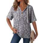 Camiseta con capucha de punto gofre y botones de la marca AriasCreative, diseño casual y elegante para mujer.