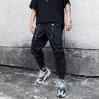 Pantalones cargo jogger para hombre de AriasCreative con bolsillos, estilo urbano, en tela cómoda y diseño moderno.