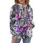 Hombre con sudadera con capucha Graffiti de AriasCreative™ en diseño All Over Print de Street Cat Luxury Streetwear.